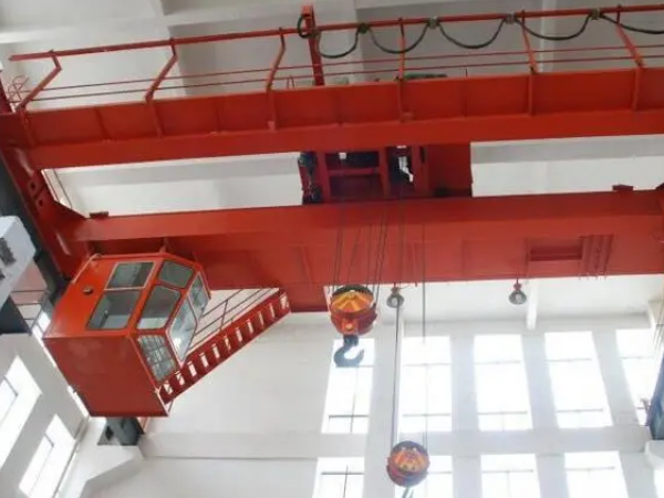 雙梁行車變頻器控制中如何實(shí)現(xiàn)行車的正反轉(zhuǎn)、升降、行走等基本操作？